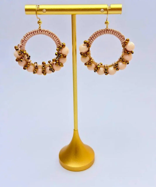 Aros Amparo Enkadenadas en Macramé con Ágata Facetada Marfil y Detalles Dorados