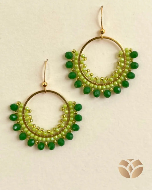 Aros tejidos con técnica Peyote con cristales y mostacillas en tonos verdes, de forma redondeada, base y gancho de acero inoxidable.