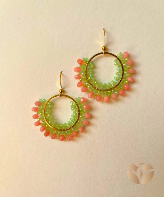 Aros tejidos Mía-Cristales en tono verde pistacho y Piedras Agata rosa, tejidos con técnica peyote, base y gancho en acero inoxidable.