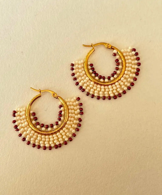 Aros tejidos a mano con técnica Peyote en mostacillas, tonos marfil y cobrizo