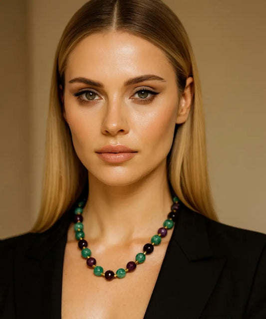 Elaborado con piedras naturales de ágata en tonos morado profundo y verde agua, incorpora en el diseño delicados balines dorados entre cada piedra que aportan sofisticación, mientras que su cierre imantado lo hace práctico y seguro de llevar en cualquier ocasión.