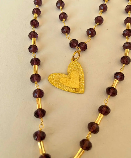 Collar entorchado en cristales para utilizarlos de varias vueltas o formas, posee un cierre imantado que facilita su postura en color morado translucido.