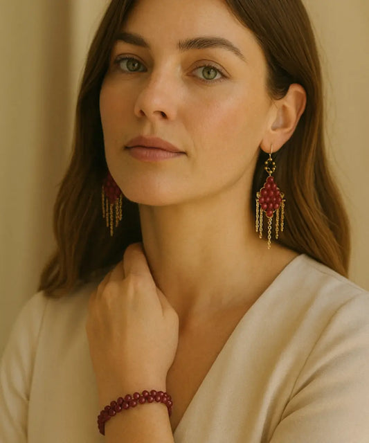 Conjunto de aros y pulsera en piedra natural agata burdeo, tejidos delicadamente.