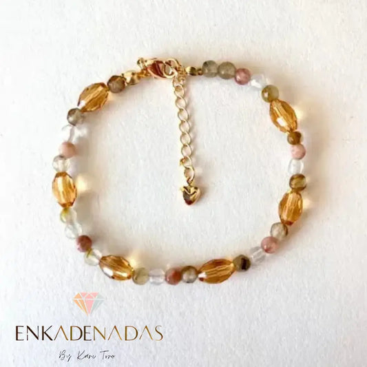 Técnica artesanal: Ensamblado y tejido a mano con piedras naturales
Material principal: Cristales, cuarzo y peach moonstone
Color: Peach moonstone en tonos damasco degradado, cristal translúcido miel y cuarzo claro
Tamaño piedras: 4 mm
Tamaño central (cristal): 10×6 mm
Largo: 18 cm + 4 cm de extensión
Peso: 3 gramos
Origen: Joyería artesanal hecha en Chile por Enkadenadas