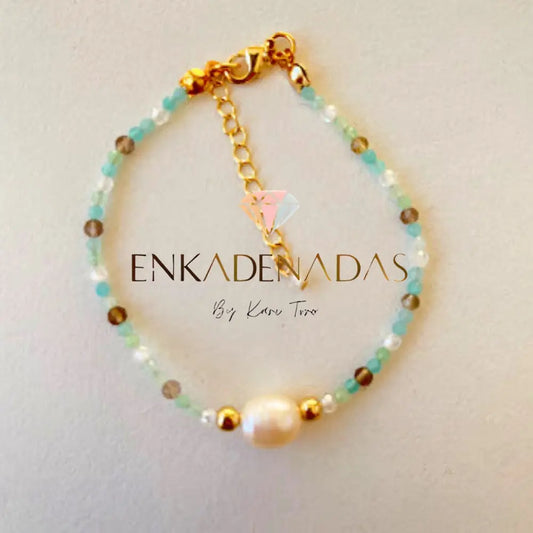 Técnica artesanal: Ensamblado a mano con piedras naturales
Material principal: Jade claro, Amazonita aqua, Cuarzo Fumé, Perla de río
Aplicaciones: Balines bañados en oro
Color: Verde jade, aqua celeste, tono terracota y blanco perlado
Tamaño piedras: 2,5 mm aprox.
Largo: 18 cm + 4 cm de extensión
Peso: 3 gramos
Origen: Joyería artesanal hecha en Chile por Enkadenadas