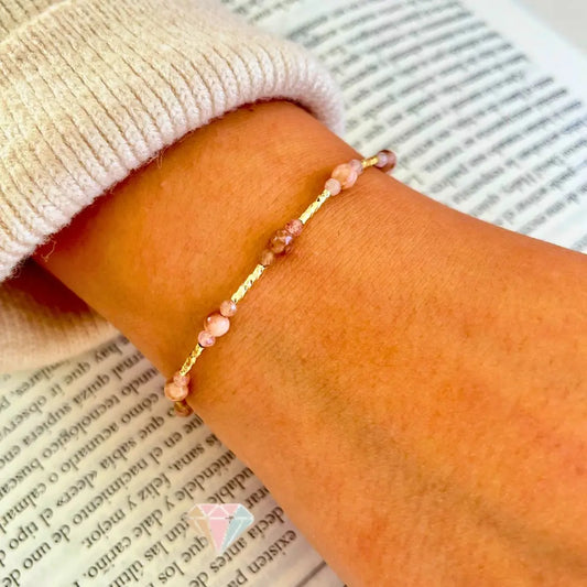 Técnica artesanal: Ensamblado y tejido a mano con piedras naturales
Material principal: Peach Stone y Cuarzo Fresa
Aplicaciones: Detalles tubulares dorados
Color: Peach Stone en tonos damasco suave, Cuarzo Fresa en rosas translúcidos
Tamaño piedras: 4 mm y 2,5 mm aprox.
Largo: 18 cm + 3,5 cm de extensión
Peso: 1 gramo
Origen: Joyería artesanal hecha en Chile por Enkadenadas