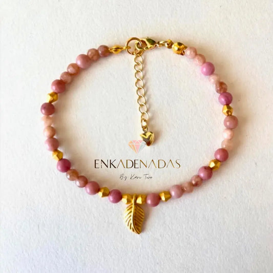 Técnica artesanal: Ensamblada a mano con piedras naturales
Material principal: Rodocrosita y Peach Moonstone
Aplicaciones: Detalles dorados en baño de oro
Color: Rosado suave y rosado perlado
Tamaño piedras: 4 mm aprox.
Largo: 18 cm + 3 cm de extensión
Peso: 4 gramos
Origen: Joyería artesanal hecha en Chile por Enkadenadas