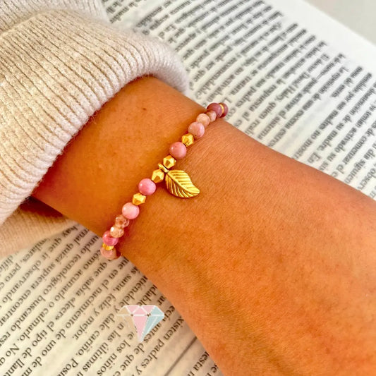 Técnica artesanal: Ensamblada a mano con piedras naturales
Material principal: Rodocrosita y Peach Moonstone
Aplicaciones: Detalles dorados en baño de oro
Color: Rosado suave y rosado perlado
Tamaño piedras: 4 mm aprox.
Largo: 18 cm + 3 cm de extensión
Peso: 4 gramos
Origen: Joyería artesanal hecha en Chile por Enkadenadas