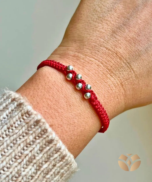 Pulsera tejida a mano que combina fuerza y delicadeza.
Está elaborada en hilo Tripolino con técnica de macramé en nudo plano , y en el centro luce un detalle único: balines de plata 925 entrelazados con un elegante tejido en zigzag .
Su diseño es ajustable , lo que la hace cómoda y perfecta para todo tipo de muñeca.