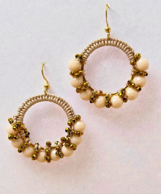 Aros Amparo Enkadenadas en Macramé con Ágata Facetada Marfil y Detalles Dorados