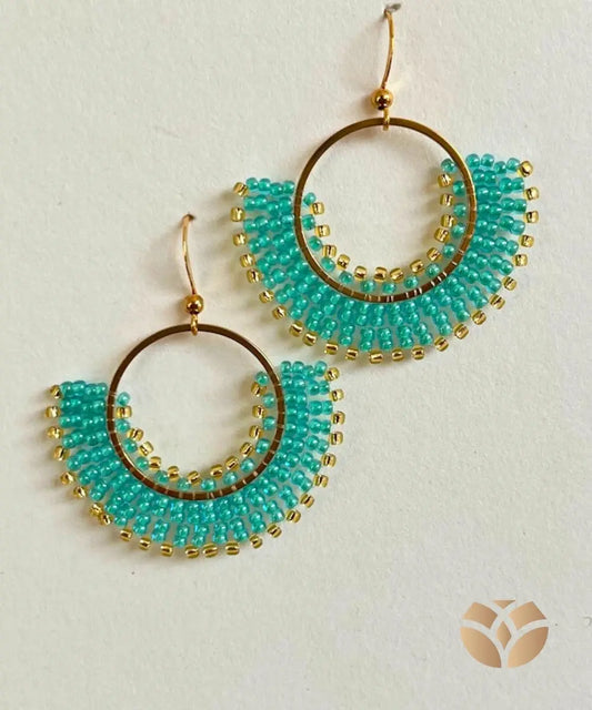 Aros tejidos a mano con técnica Peyote en mostacillas, tonos celeste y dorado