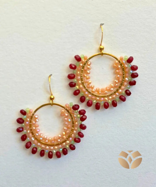 Aros tejidos Mía-Cristales en tono beige y Piedras Agata burdeo, tejidos con técnica peyote, base y gancho en acero inoxidable, de forma circular.