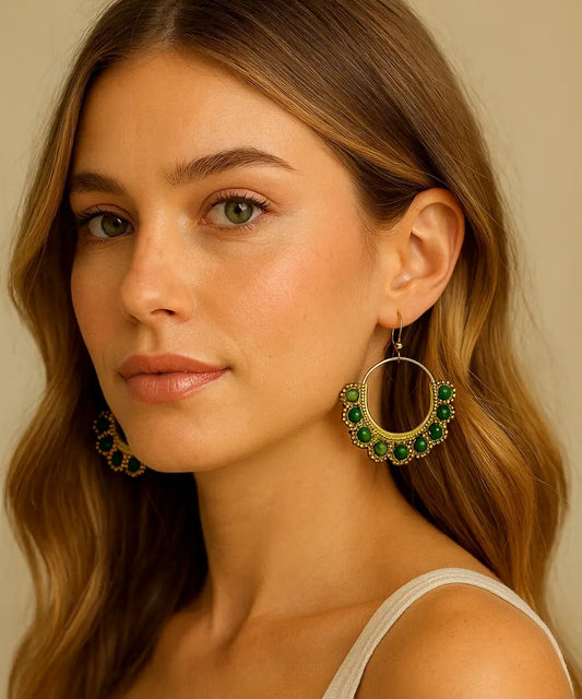 Inspirados en la elegancia sutil de una flor, estos aros están completamente tejidos a mano con la técnica del peyote , una tradición milenaria de precisión y paciencia.

Cada pieza combina:
Mostacillas en verde pistacho y dorado
Cristales chatos verde oscuro que capturan la luz
Base en acero inoxidable, ideal para pieles sensibles.