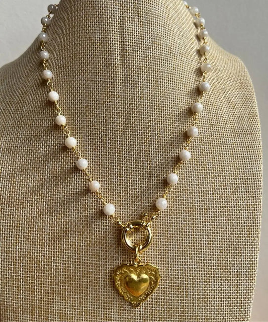 Técnica artesanal: Entorchado y ensamblado a mano
Material principal: Piedra Luna blanca perlada
Color: Blanco perlado
Broche: Timón con dije colgante
Largo: 45 cm
Largo total (incluyendo broche y colgante): 53 cm
Peso: 16 gramos
Origen: Joyería artesanal hecha en Chile por Enkadenadas