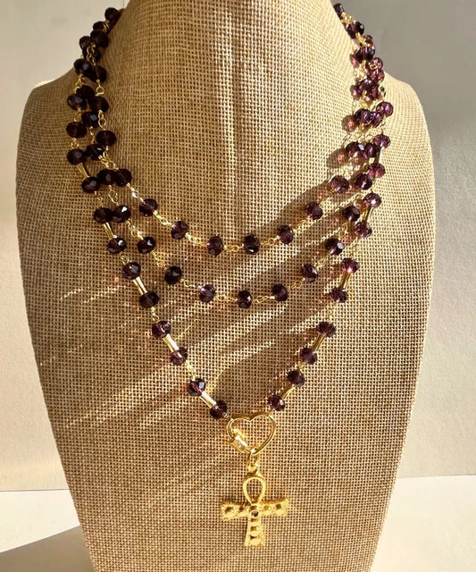 Collar entorchado en cristales para utilizarlos de varias vueltas o formas, posee un cierre imantado que facilita su postura en color morado translucido.