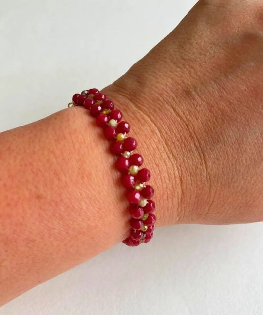 Déjate envolver por la calidez de los atardeceres con esta pulsera hecha a mano en Piedras Naturales.
Los tonos profundos del ágata burdeo, combinados con destellos sutiles de granate verde, se entrelazan para crear una pieza que habla de fuerza interior, elegancia y conexión con la tierra