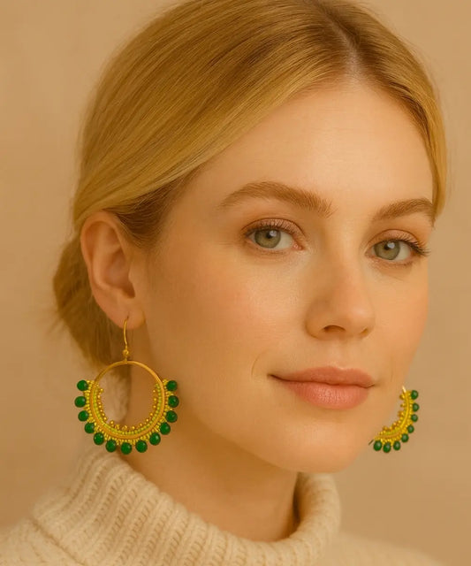 Aros tejidos con técnica Peyote con cristales y mostacillas en tonos verdes, de forma redondeada, base y gancho de acero inoxidable.