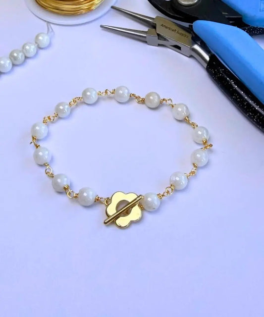 Entochada con Piedra Luna de 4mm. mide 19cm y lleva yb cierre tipo T.