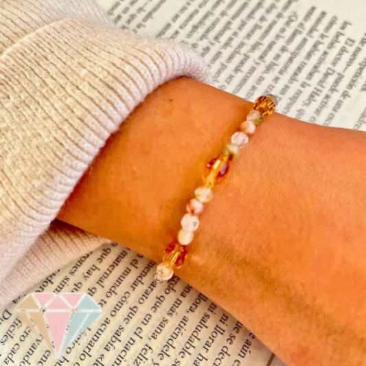 Técnica artesanal: Ensamblado y tejido a mano con piedras naturales
Material principal: Cristales, cuarzo y peach moonstone
Color: Peach moonstone en tonos damasco degradado, cristal translúcido miel y cuarzo claro
Tamaño piedras: 4 mm
Tamaño central (cristal): 10×6 mm
Largo: 18 cm + 4 cm de extensión
Peso: 3 gramos
Origen: Joyería artesanal hecha en Chile por Enkadenadas