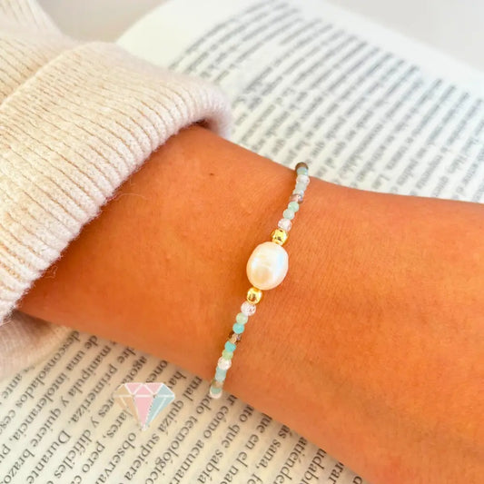 Técnica artesanal: Ensamblado a mano con piedras naturales
Material principal: Jade claro, Amazonita aqua, Cuarzo Fumé, Perla de río
Aplicaciones: Balines bañados en oro
Color: Verde jade, aqua celeste, tono terracota y blanco perlado
Tamaño piedras: 2,5 mm aprox.
Largo: 18 cm + 4 cm de extensión
Peso: 3 gramos
Origen: Joyería artesanal hecha en Chile por Enkadenadas