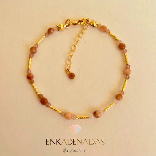 Tamaño Piedras: 4mm y 2,5 aproximadamente.
Color: Peach Stone es un color damasco muy suave y degradado, Cuarzo Fresa es translucido con tonos rosas muy suaves.
Largo: 18 cm más 3,5cm de extensión.
Peso: 1 gramo.
Diseño: Enkadenadas.