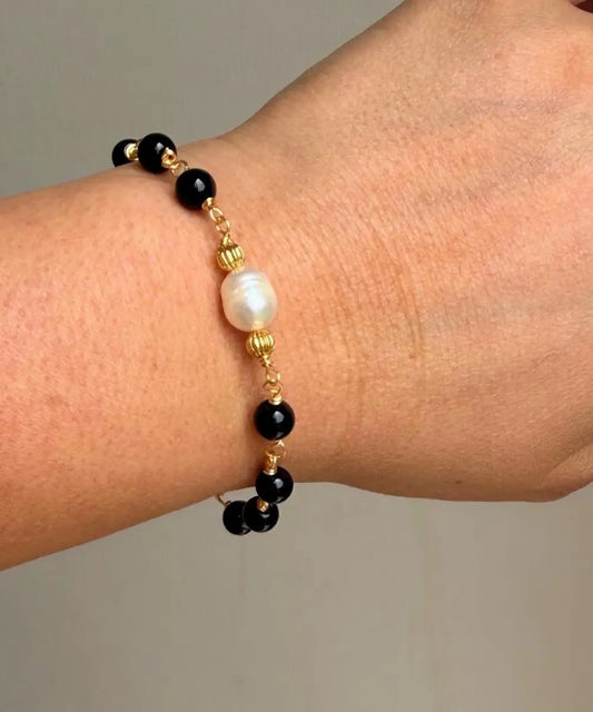 Pulsera Sephora Enkadenadas – Piedras Naturales y Perla de Río, Entorchado Artesanal con Cierre en T