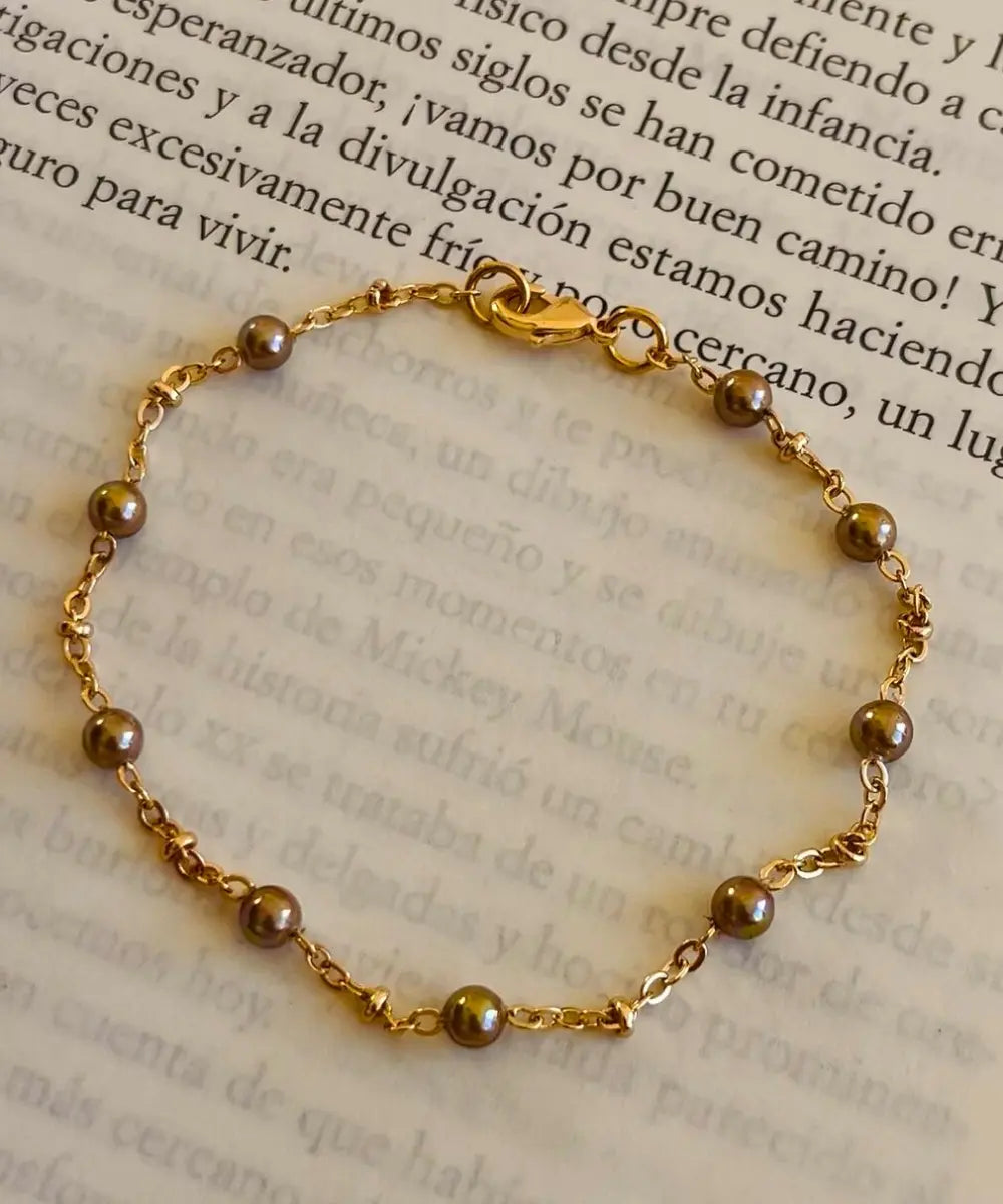 Pulsera armada a mano, cadena en baño de oro 18k con incrustaciones de Perlas Shell en tono marrón dorado