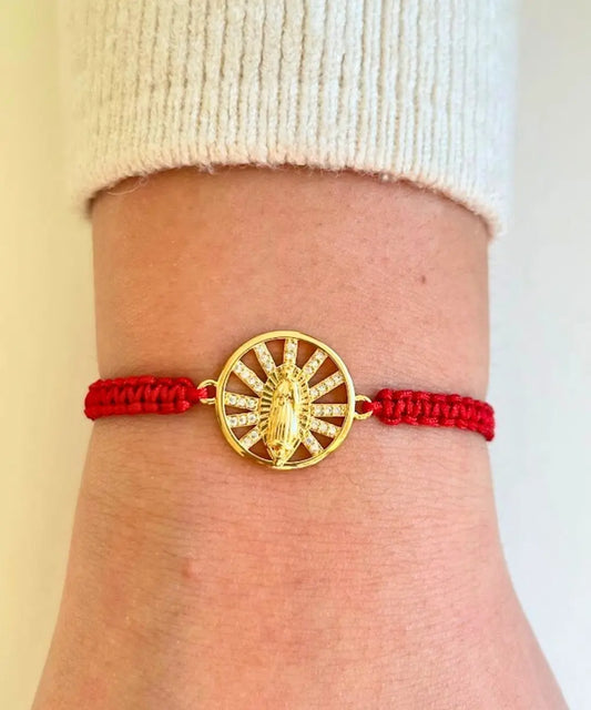 Pulsera tejida con técnica macramé con medalla de la virgen, en tono rojo