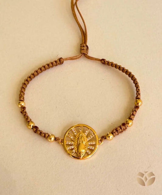 Pulsera Ajustable Enkadenadas – Macramé con Dijes Dorados