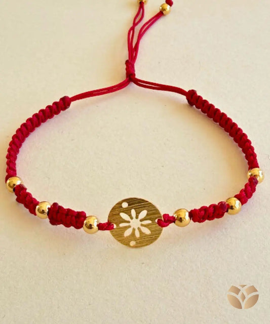 Pulsera Ajustable Enkadenadas – Macramé con Dijes Dorados