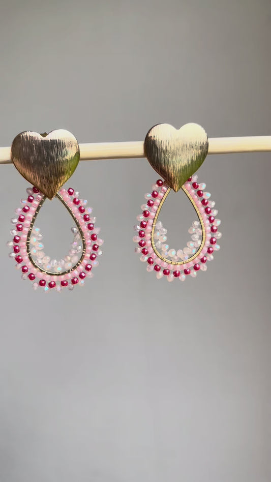 Tejidos con la Técnica Peyote, suaves, delicados y elegantes!
La base de acero inoxidable garantiza durabilidad sin sacrificar el estilo.
Color: Rosa perlado suave, Fuccia perlado y Cristales transparentes con un toque de Rosa.